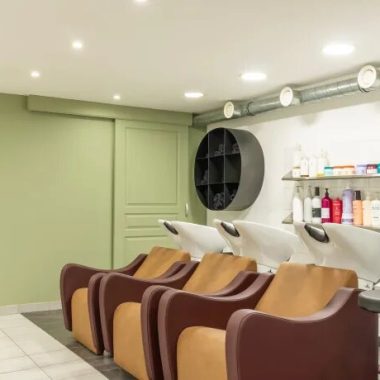 Salon de coiffure Intemporel à Poitiers intérieur fauteuils massants